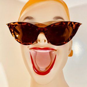 Here Kitty Kitty Exaggerated Cat Eye Sunnies Tortoise